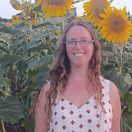 בת 40, מפרדס חנה אמא לשניים בחינוך ביתי.
עוסקת בחינוך סביבתי יותר מ-15 שנים בעיקר דרך החברה להגנת הטבע,
ויש לי תואר שני בלימודי הסביבה מביה"ס פורטר מאוניברסיטת ת"א.  
אוהבת את השקט ותחושת הבית שהטבע נותן לי, להיות בפליאה והתרגשות כילדה מהדברים הקטנים, ולהודות עליהם.
נהנית לבלוש אחר עקבות, להתנסות בגילוף ובקליעה, לאסוף נוצות, ובעיקר להעביר הלאה את ההשראה שלי מהשהייה בחוץ.