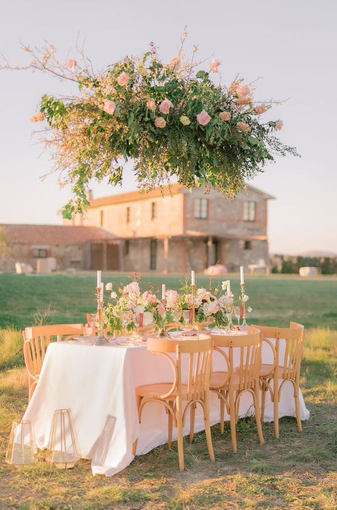 Matrimonio in Val d'orcia wedding Flower vintage sofa Locanda in Tuscany bride table