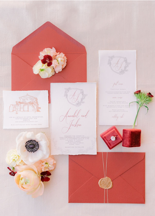 Wedding stationery busta rosso vino, ceralacca oro filo in seta monogramma partecipazione bordi strappati