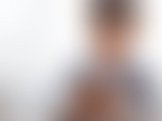 Undur drengur hámar í sig páskaegg