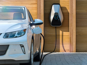 Rafmagnsbíll í hleðslu