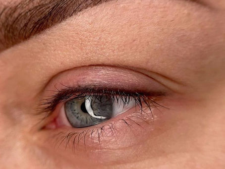 Ras de cils en dermopigmentation à La Réunion – intensification naturelle du regard avec effet densification des cils