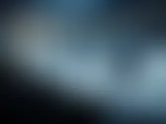 Hockeyspieler hinter einer Glasbande als visueller Boy-Aquarium-Effekt