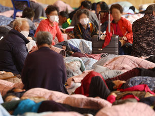 대형산불로 긴급대피한 주민들 연합뉴스