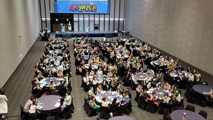 시민의견 수렴을 위해 수원시는 200인 시민 원탁토론을 개최하고 있다 2022.7.24 사진 수원시