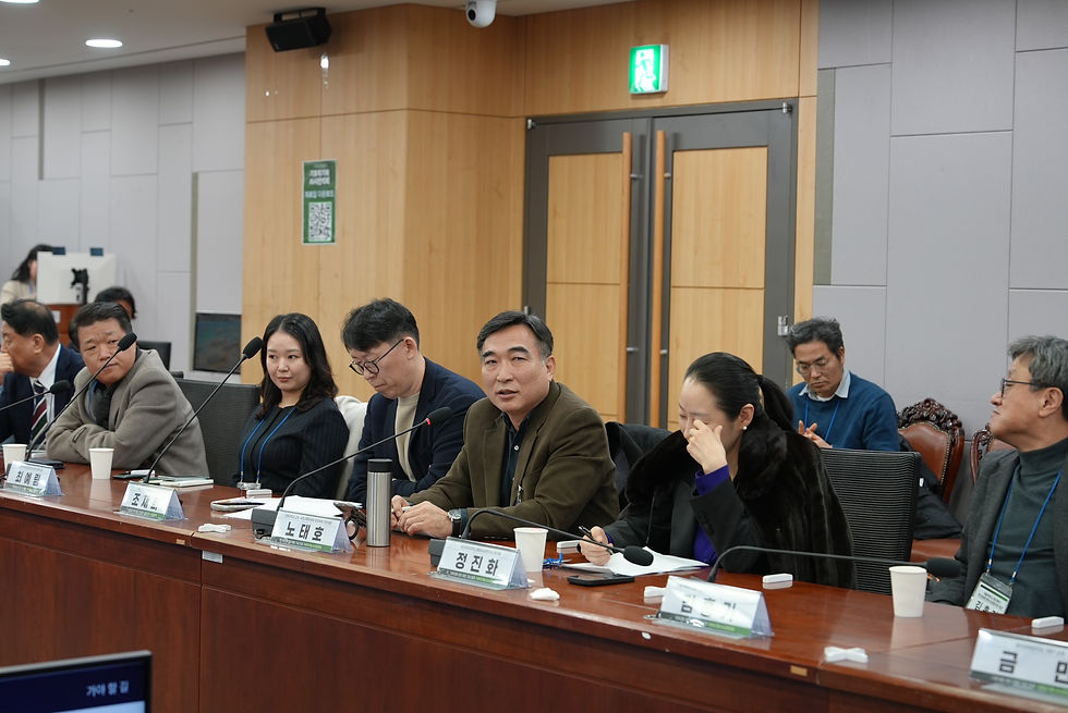 토론에 참여하고 있는 노태호 교수 사진 플래닛03