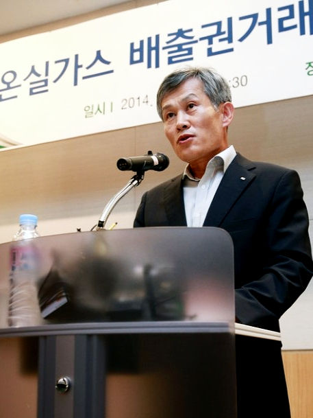 전경련과 대한상의, 무역협회 등 경제 단체들은 2015년 시행을 앞둔 배출권 거래제가 산업 경쟁력을 저하시킬 우려가 있다며 전면 재검토를 촉구했다. 2014년 7월, 배출권 거래제에 대한 경제계 입장을 발표하고 있는 한국경제인연합회 박찬호 전무. 사진 뉴스1