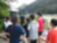 지역 청소년들과 '어론천가꾸기'를 위히 어론리 마을답사를 하고 있다. 2016년 6월