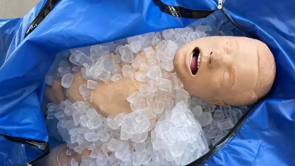 미국에서 가장 더운 대도시 피닉스의 소방서는 폭염으로 사망자가 급증하자 2024년 열사병 환자를 병원으로 이송하는 과정에서 얼음에 담그는 새로운 응급법을 시연하고 있다. "냉수 침수(cold-water immersion)"라고 알려진 이 기술을 피닉스 병원들은 필수 의료 절차로 채택하고 있다. 사진 https://weather.com/safety/heat/news/2024-06-05-heat-deaths-ice-immersion