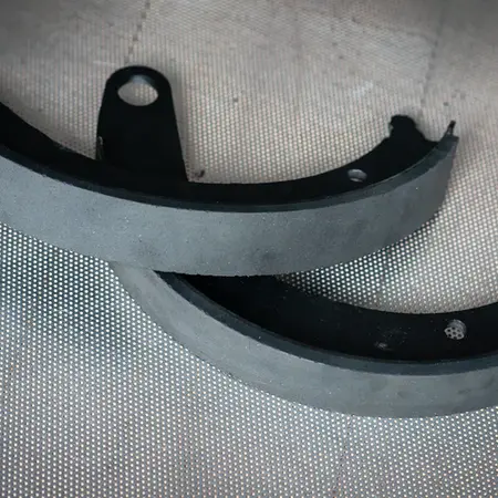 Regarnissage de mâchoires de frein pour un Dodge M37 de 1957