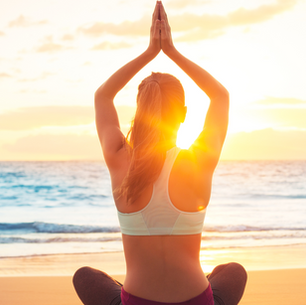 Yoga στο ηλιοβασίλεμα: ευεξία και χαλάρωση δίπλα στο κύμα