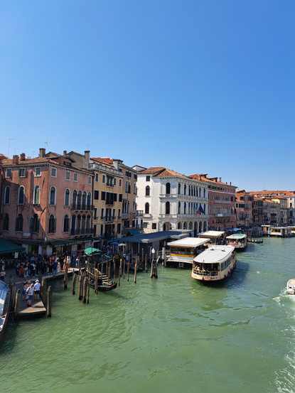 un vaporetto nel canal grande