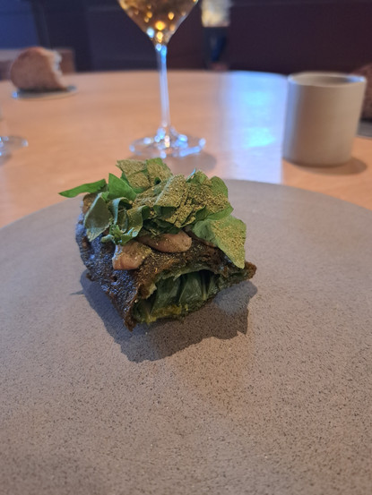 un antipasto a base di carciofi e bietole