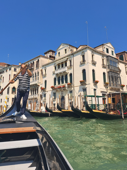 un gondoliere che rema