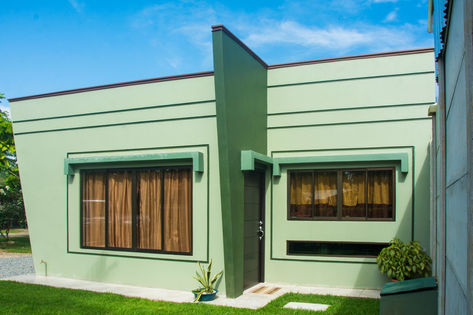 Una vivienda diseñada entorno a nuevos esquemas de funcionamiento. Casa Rioja se presenta como un espacio de líneas angulares que acentúan el efecto de profundidad. Gracias a texturas lisas y colores mates se evocan una atmósfera sutil, de envolvente delicadeza que ofrecen una perspectiva fresca a las construcciones habituales de la zona.
Distribución arquitectónica
▸ Habitación principal
▸ Habitación secundaria
▸ Sala + Comedor + Cocina
▸ 2 cuartos de baño
▸ Cuarto de lavandería