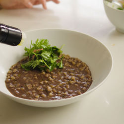 Sopa de feijão com macarrão com vinagrete de ervas