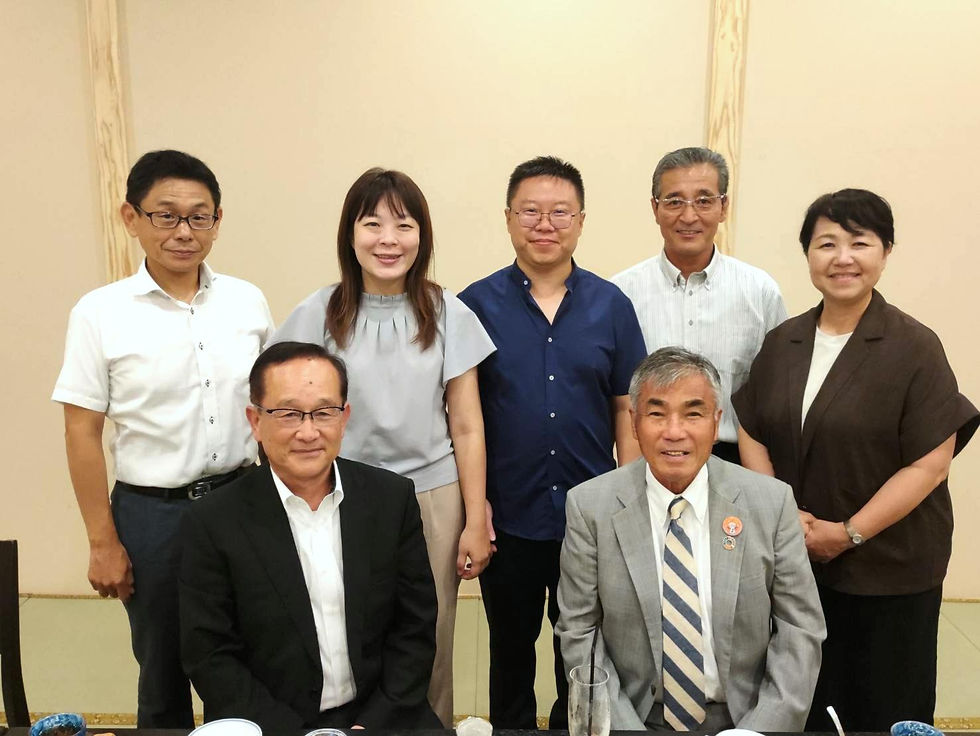 學校法人松浦學園理事長、校長、教頭宮田先生與招生企劃負責人夫妻合影
