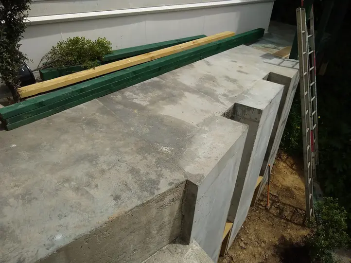 Concrete retaining wall