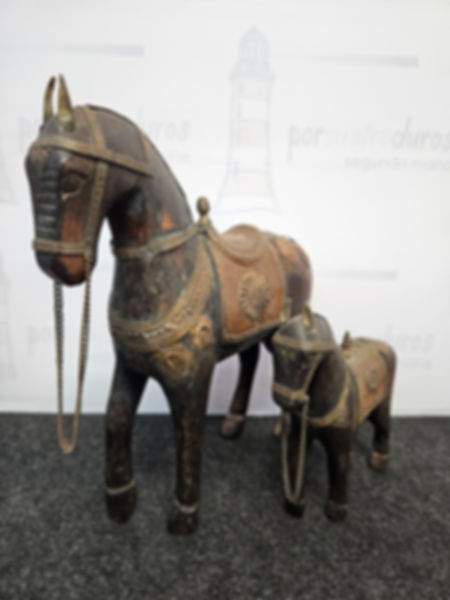 Antiguos caballos en madera y cobre - India