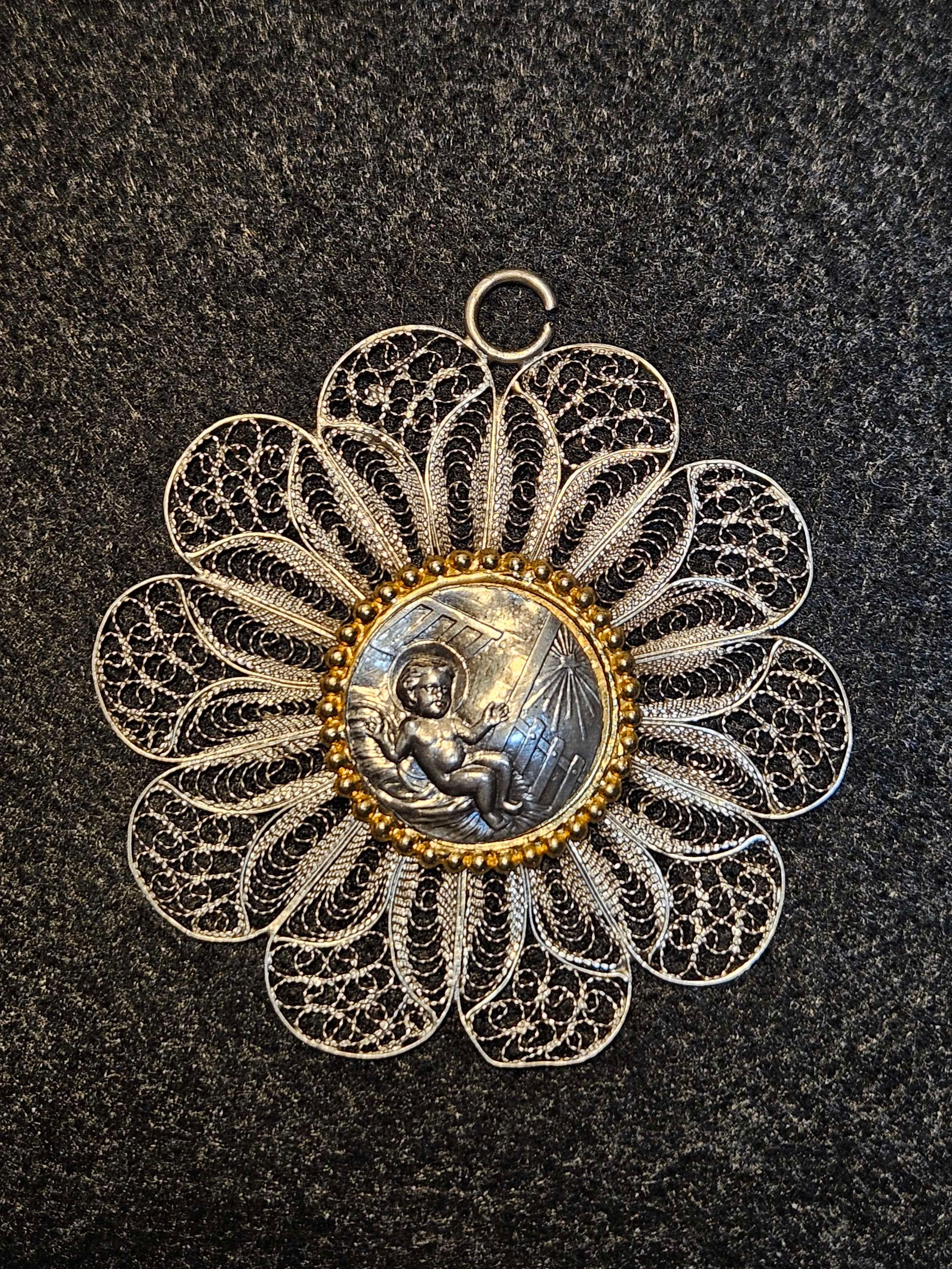 Medalla de cuna antigua en filigrana