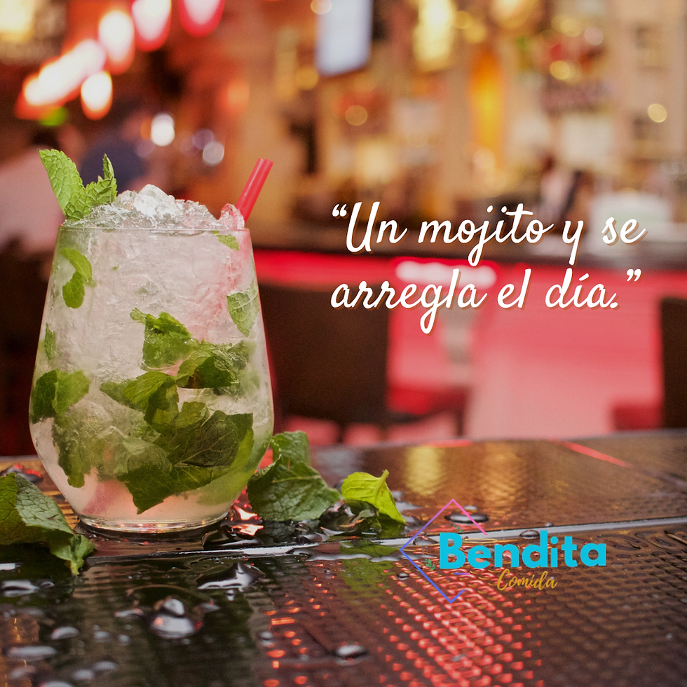 El mojito es un cóctel originario de Cuba, famoso por su frescura y sencillez. Su combinación de hierbabuena, limón y ron blanco es perfecta para los días calurosos.