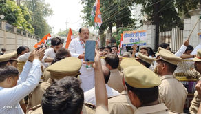Congress का इनकम टैक्स विभाग के खिलाफ मुख्यालयों पर प्रदर्शन