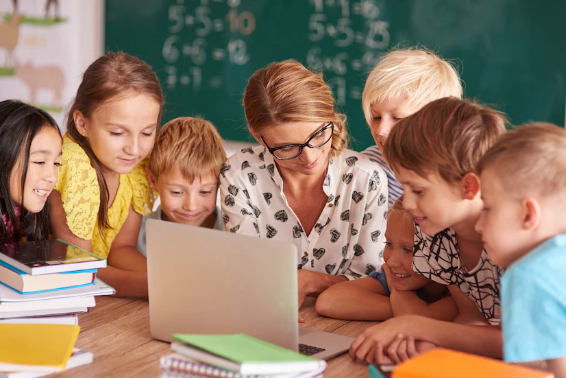 teamwork-over-the-teacher-s-laptop_329181-14251.webp
