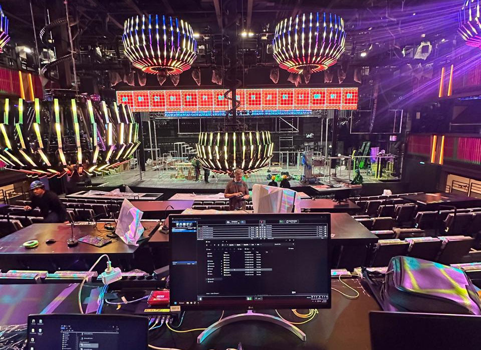 Ensayo de Hiko, escenario y equipo trabajando en las visuales.