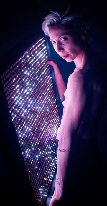 DONN WARP es una obra escénica híbrida e inmersiva que explora la distorsión del tiempo y la percepción mediante el diálogo entre danza contemporánea, música (tecno y clásica) y diseño visual. Protagonizada por Carla Di Grazia, la pieza destaca por un diseño espacial integral a cargo de Lucio Bazzalo, quien utiliza artefactos lumínicos interactivos como interfaces en tiempo real.