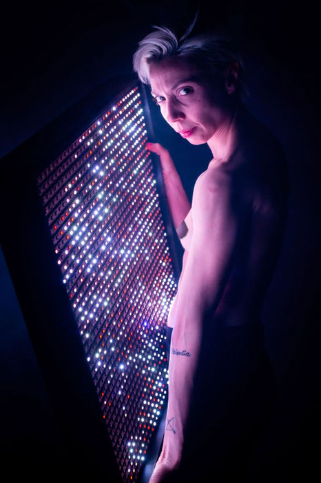 DONN WARP es una obra escénica híbrida e inmersiva que explora la distorsión del tiempo y la percepción mediante el diálogo entre danza contemporánea, música (tecno y clásica) y diseño visual. Protagonizada por Carla Di Grazia, la pieza destaca por un diseño espacial integral a cargo de Lucio Bazzalo, quien utiliza artefactos lumínicos interactivos como interfaces en tiempo real.