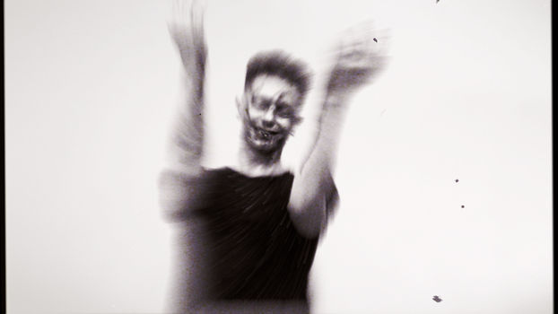 Fúnebre es una pieza audiovisual corta concebida como videoinstalación, creada y dirigida por Lucio Bazzalo y Pablo Rotemberg. La obra intersecta las artes visuales, la danza y la puesta en escena para construir un universo estético oscuro y performático, donde el cuerpo, la imagen y el sonido se articulan en torno a la idea del rito funerario como gesto escénico.
Producida por Fundación Cazadores, ha formado parte de exhibiciones y festivales del circuito cultural de Buenos Aires, incluyendo el Centro Cultural Haroldo Conti.