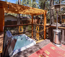 Alpine Rainbow Lodge + Hot-Tub & Fireplace!