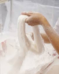 縮圖：媽咪懷舊食品派對是一家提供龍鬚糖到會服務的公司，我們的目標是喚起您的童年回憶並為您的派對增添懷舊的氛圍。龍鬚糖是一種經典的糖果，在您的派對上，我們將為您呈現這種令人難忘的美味和回憶。  我們的龍鬚糖由糖果師傅製作，每一根都是綿密而柔軟的甜蜜結晶。當您