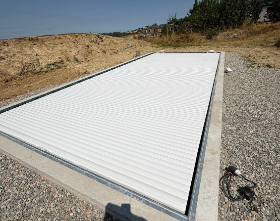 Volet immergé fermé sur piscine 4 x 9 m