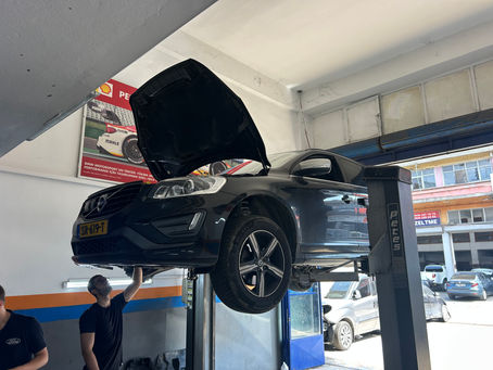 Volvo xc60 op een brug