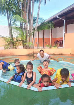 Crianças na piscina do Colégio Evangélico Paraíso