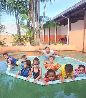 Crianças na piscina do Colégio Evangélico Paraíso