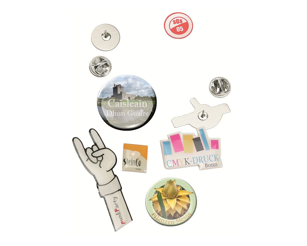 Pins oder Anhänger aus Metall oder Kunststoff auch Sonderanfertigungen