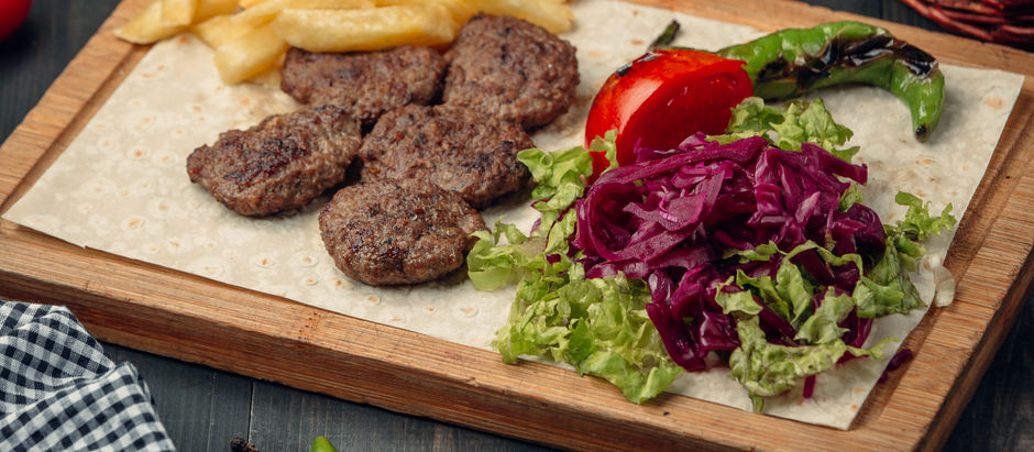 Learn how to make authentic Turkish home-style meatballs (Ev Köftesi) with fresh parsley and comforting flavors — just like grandma used to make. A simple, delicious recipe full of tradition and taste.
