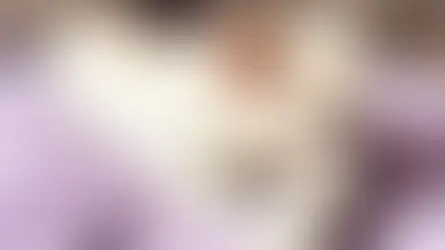 Chihuahua Orlando kaut auf einem sicheren Hundesnack, passend zum Blog über gefährliche Lebensmittel für Chihuahuas.