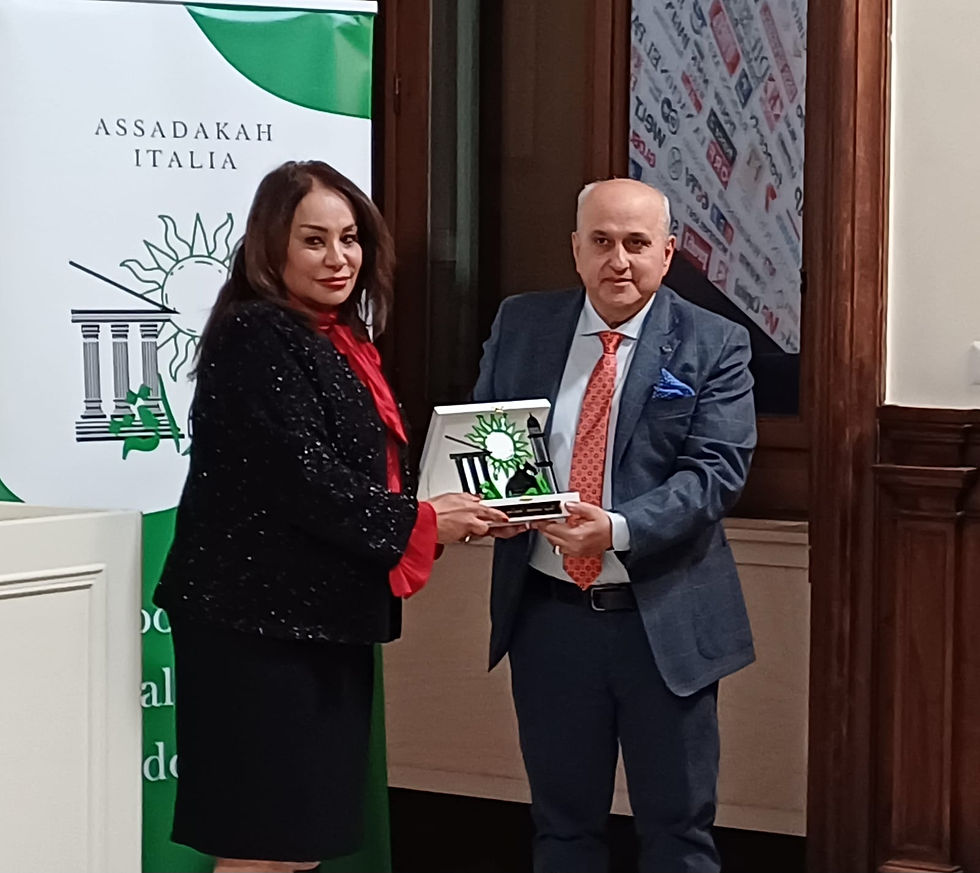 Il Presidente Onorario di Assadakah Francesco Terrone consegna la targa a S.E. Inas Makkawi, Ambasciatrice della Lega Araba