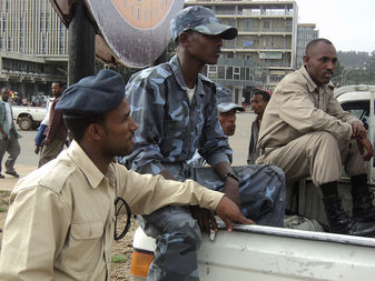 ፖሊሶች ዩኒፎርም ለብሰው ቤተክርስቲያን ሲሳለሙ ከተገኙ ይገመገማሉ፤ ማዕተባቸው ከዩኒፎርማቸው በላይ እንዲታይ አይፈቀድም