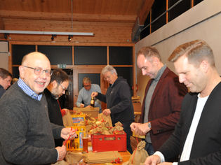 Lions packen Weihnachtssäckchen im Ziegelei-Museum.