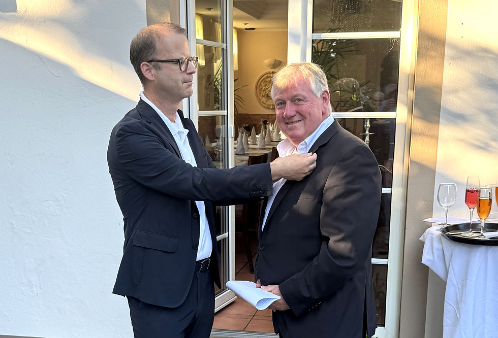 Dr. Lars Ruwisch überreicht die Präsidenten-Nadel an Christian Bock.