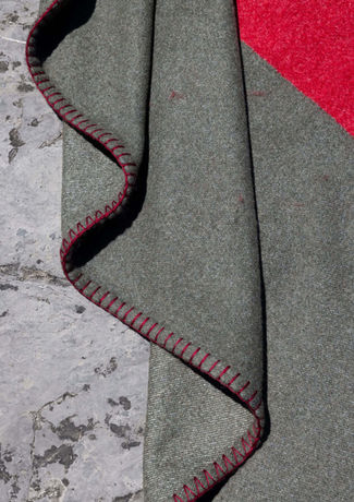 Details of a Luxury Merino Swiss Army Blanket | Viñas Genève
