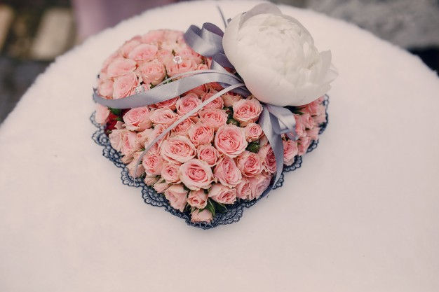 Ornamento floreale a forma di cuore