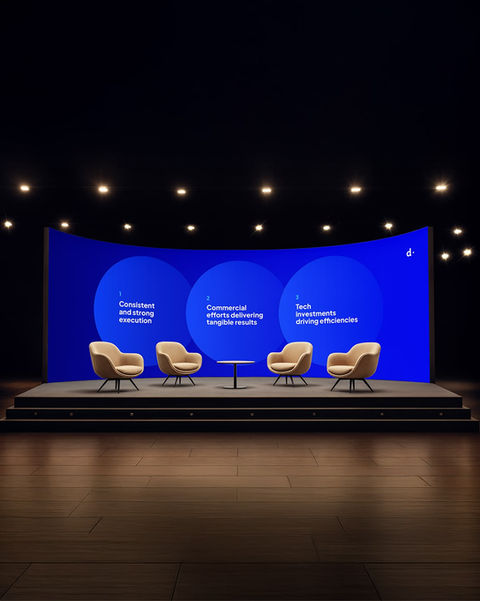 Konferanslar, zirveler ve kurumsal etkinlikler için tasarlanan LED ekranlı panel sahne kurulumu.
