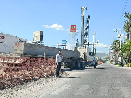 Continua traslado de trabes sobre bulevar Independencia.