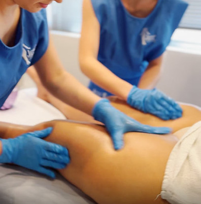 Imagem ilustrativa do protocolo exclusivo da Jess Corporal, a FHL - Four Hands Lipo Shape Massage, destacando a sinergia e técnica de uma massagem realizada simultaneamente por duas esteticistas. As mãos habilidosas trabalham em harmonia, proporcionando uma experiência de massagem intensiva e eficaz para contorno e modelagem corporal.