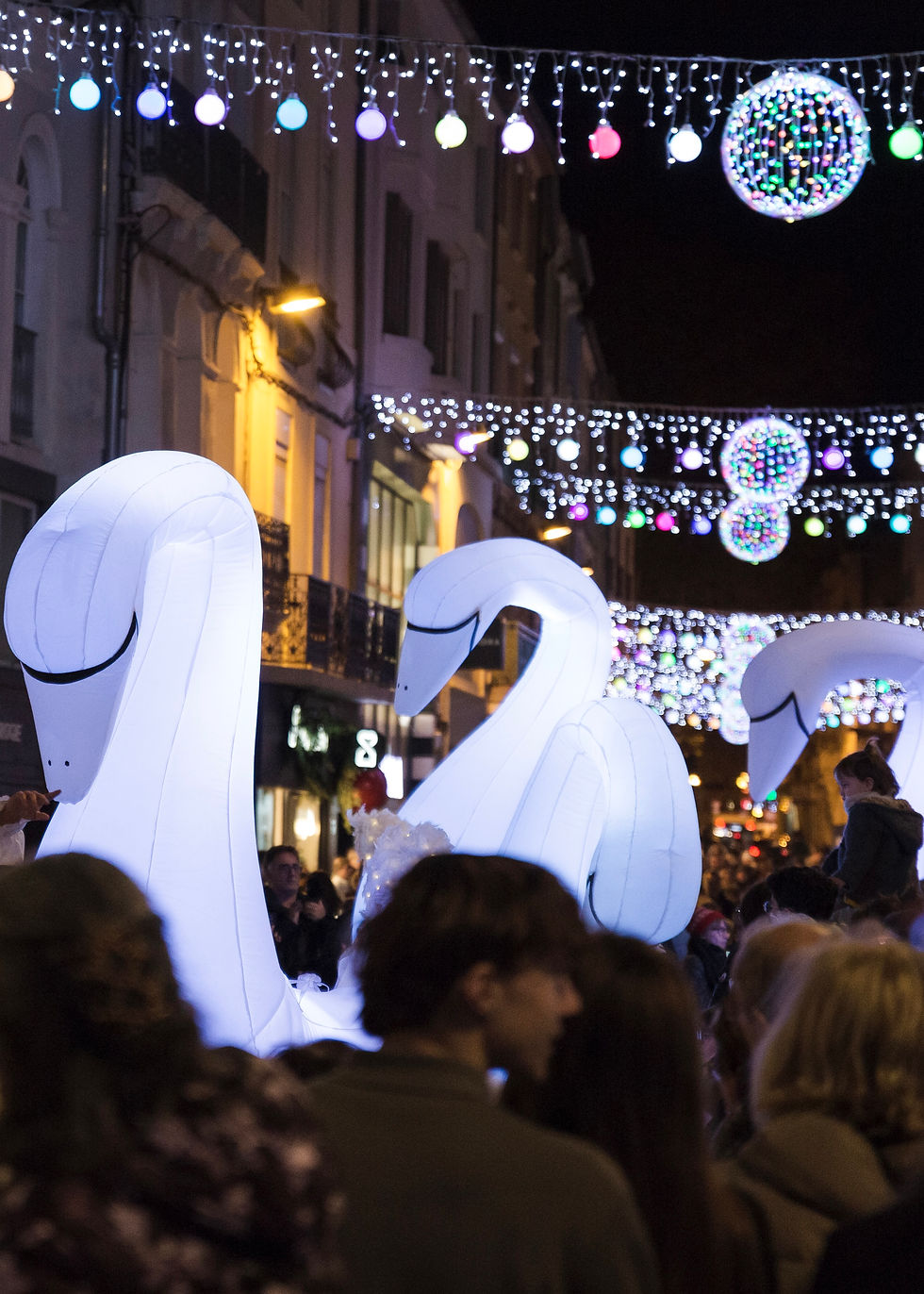 Le Bal des Cygnes. Chez DECOMOOVE nos parades lumineuses apportent une dimension vivante et spectaculaire à vos événements, captivant les publics et créant des moments forts en émotion.  Nos réalisations valorisent votre image en alliant qualité, durabilité et créativité.